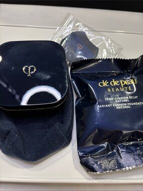 Clé de Peau Beauté Radiant Cushion Compact
